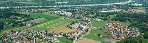 Geteilt durch die Staatsstraße schlängelt sich Thansau vom Ortseingang „Am Griesenholz“ bis hinter die Sportplätze parallel zum Inn. Foto  schellmoser