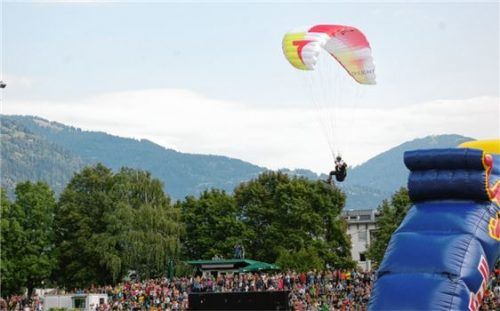 Gleitschirmpilot Pele Faßbender im Anflug ins vollbesetzte Dolomitenstadion.