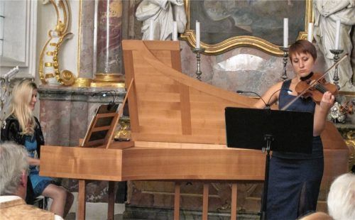 Harmonisches Zusammenwirken: Andrea Wittmann (Cembalo) und Charlotte Veihelmann (Violine) erfreuten mit anspruchsvollen Werken barocker Musik. Foto Benekam