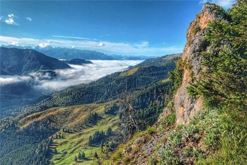 Herbstliche Wolkenbänder ziehen durchs Priental