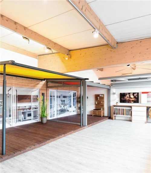 In den Ausstellungsräumen stehen verschiedene Rollladen- und Verschattungssysteme zum Anfassen und Ausprobieren zur Verfügung.