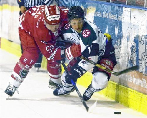 In der Oberliga ist Durchsetzungsvermögen gefragt: Dominik Daxlberger im „Bandenkampf“ mit Miesbachs Peter Kathan. Foto  Fehrmann