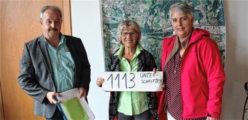 Insgesamt 1113 Unterschriften für den Erhalt der Blutbuche am Hassler-Kreisel übergaben Else Huber (Mitte) und Caroline Schwägerl an Bürgermeister Peter Kloo.Foto Gantner