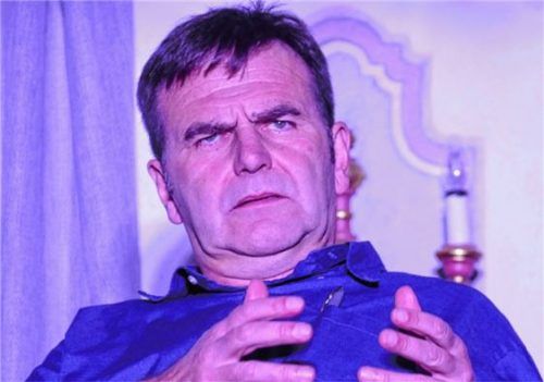 Jörg Herwegh legt sein Grantler-Gesicht in Knautschfalten.