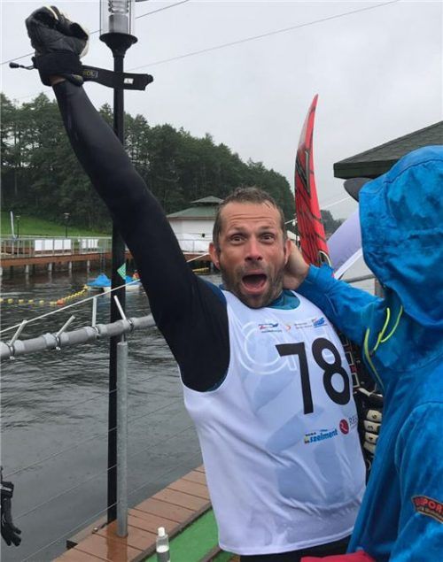 Jubel bei Thorsten „Toto“ Jellonek nach seinem Sieg beim Europameisterschafts-Slalom der Ü35.