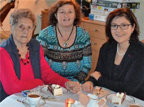 Jubilarin Berta Nawrat (links) mit einer ihrer Töchter und Riederings Zweiter Bürgermeisterin und stellvertretenden Landrätin Marianne Loferer (rechts). Foto Niessen