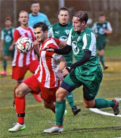 Kampf um den Ball zwischen Bruckmühls Maximilian Gürtler (links) und SBR-Spieler Simon Baumgartner.Foto bz