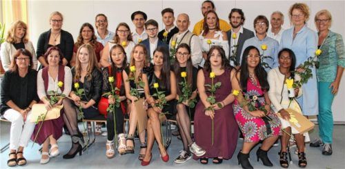 Lehrer, Ehrengäste und Absolventen freuten sich über den erfolgreichen Abschluss. Foto RoMed-Kliniken