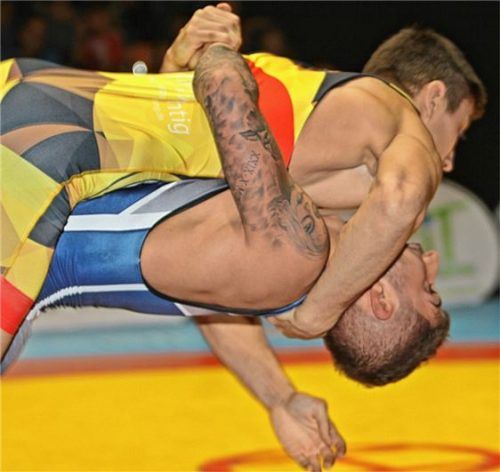 Ließ seinem Gegner nicht den Hauch einer Chance: Mahsun Ersayin (blaues Trikot) schulterte seinen Unterföhringer Kontrahenten Pavo Lucic.Foto Wittenzellner