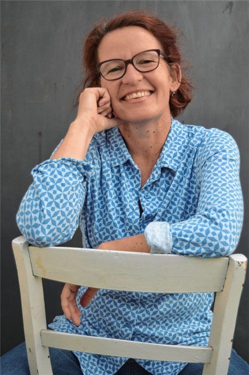 Margit Auer hat immer gern geschrieben. Außerdem verschlang sie schon als Kind viele, viele Bücher und ärgerte sich schrecklich, weil ihr Kinderzimmer eine Glastür hatte: So konnten die Eltern sehen, dass bei ihr noch immer Licht brannte, obwohl sie längst schlafen sollte. „Es half auch nichts, mehrere Poster übereinander zu kleben, immer schimmerte noch etwas durch.“Foto Richard Auer