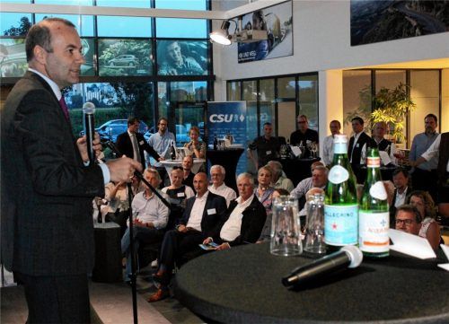 Meinungsaustausch: Manfred Weber (links) diskutierte mit Wasserburger Wirtschaftsvertretern.Foto Heinz