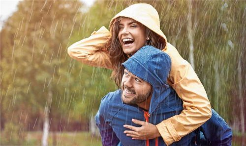 Mit einem starken Immunsystem kann man auch herbstlichem Schmuddelwetter trotzen und sich mit Freude in der Natur aufhalten.Foto  djd/ascopharm/thx