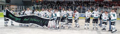Nach dem Finalsieg in Peiting 2010 präsentierten die Rosenheimer Meisterspieler das Plakat mit der Aufschrift „Oberliga - Und Tschüss!!!“ Jetzt sind die Starbulls wieder zurück in dieser Liga. Foto  Ruprecht