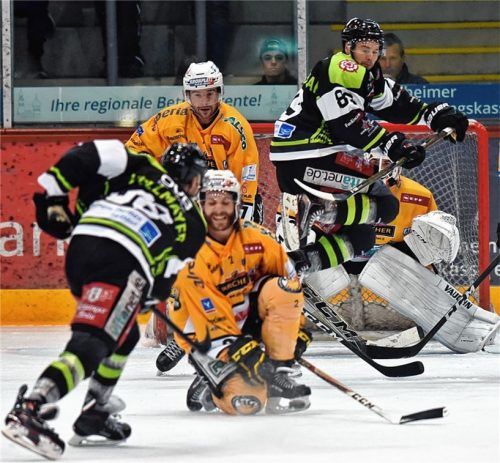 Nach Schüssen der Rosenheimer Verteidiger soll Petri Lammassaari für Betrieb vor dem gegnerischen Tor sorgen. Das Spiel zeigt eine Szene aus dem Testspiel gegen die Pustertaler, das die Starbulls 5:3 gewannen. Fotos  Ziegler