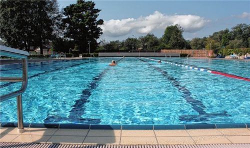 Nur noch die Stammschwimmer zogen auch gestern ihre Runden im Freibad. Auf der Terrasse des Kiosks nutzte man die letzte Möglichkeit zur Einkehr.