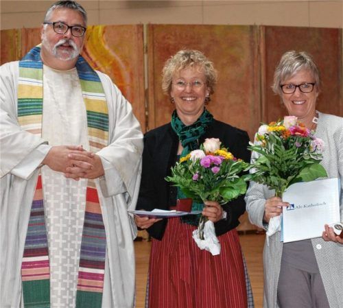 Pfarrer Dr. André Golob würdigte das Engagement von Angelika Schartel und Elisabeth Jordan (von links) in Gemeinde und Ehrenamt. Foto re