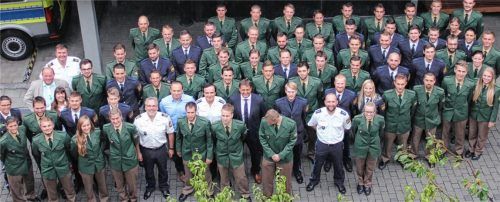 Polizeipräsident Robert Kopp (erste Reihe, Fünfter von links), Polizeivizepräsident Harald Pickert (vierte Reihe, Erster von links) und weitere Vertreter des Polizeipräsidiums Oberbayern Süd im Kreise der Neuankömmlinge.Foto re