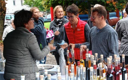 Probieren erwünscht! Regionale Erzeuger bieten auf dem Bauernherbstmarkt Produkte aus eigener Herstellung an. Fotos  tn