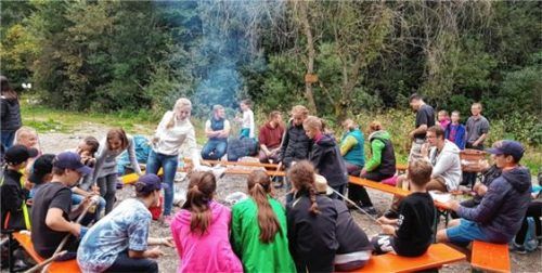 Schöner Abschluss: Grillen und Ratschen am Lagerfeuer.