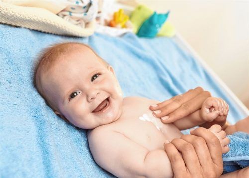 Schützt die Haut und gefällt dem Baby: Das regelmäßige Eincremen kann ein schönes Ritual für Mutter und Kind sein. Foto: rgz/www.babyservice.de