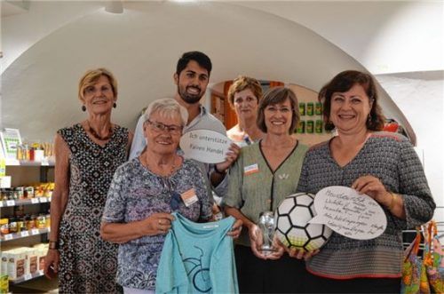 Seit einem Jahr trägt die Stadt Rosenheim das Fairtrade-Siegel. Im Weltladen werden fair gehandelte Produkte verkauft. Die Bilanz ist bisher positiv. Auf unserem Foto von links: Rosi Steger, Doris Thiessen, Abuzar Erdogan, SPD-Bundestagskandidat; Monika Krawietz (hinten); Birgit Jilg (vorne); Dr. Bärbel Kofler, Menschenrechtsbeauftragte.Foto re