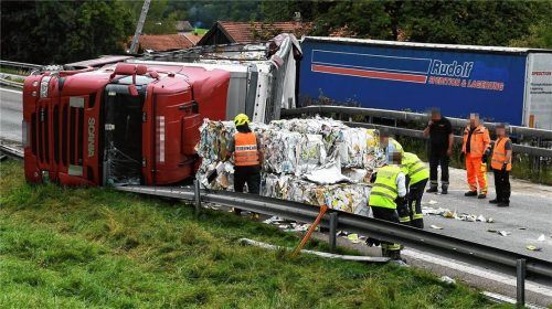 Sperrung, Umleitung, Rückstau: Auf der A8 bei Siegsdorf kippte ein Lkw um. Der Fahrer wurde leicht verletzt. Foto FDL/AKI
