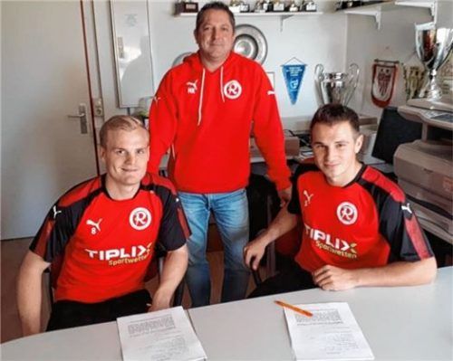 Sportlicher Leiter Hansjörg Kroneck freut sich über die Vertragsverlängerungen von Max Mayerl (links) und Georg Lenz.