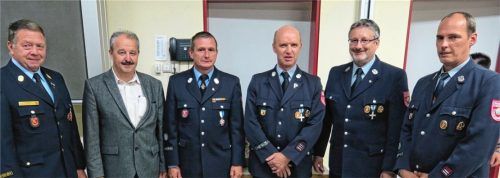 Stabwechsel: Kreisbrandinspektor Klaus Hengstberger und Bürgermeister Peter Kloo mit der bisherigen Führungsspitze Andreas Paukert und Jürgen Schlarb und dem Nachfolger-Duo Franz Wudy und Armin Hörl (von links).Fotos Baumann