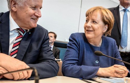 Stehen vor schwierigen Koalitionsgesprächen: Bundeskanzlerin Angela Merkel (CDU) und Bayerns Ministerpräsident Horst Seehofer (CSU), hier in Berlin vor Beginn der ersten Sitzung der Unionsfraktion aus CDU und CSU. Foto dpa