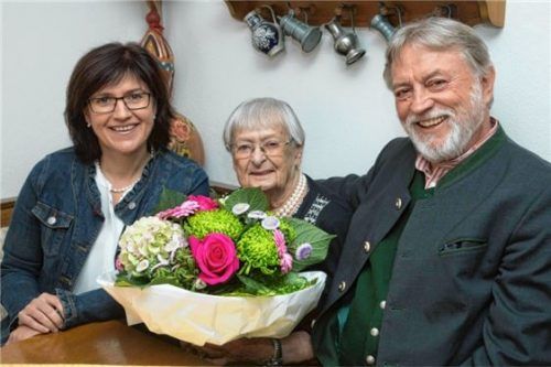 Stellvertretende Landrätin Marianne Loferer und Dritter Bürgermeister Alfred Schelhas gratulierten Ruth Dubber zum 103. Geburtstag.