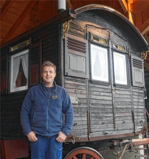 Stolz auf sein Prunkstück: Wast Bichler hat den Schausteller-Wohnwagen aus dem Jahr 1885 mit viel Liebe zum Detail restauriert. Fotos Kirchner