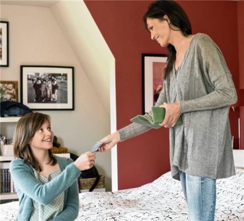 Taschengeld sollte nach Meinung von Experten grundsätzlich immer und bedingungslos gezahlt werden – und nicht als Belohnung für gute Schulnoten oder ein erwünschtes Verhalten. Foto djd/BVR/Getty