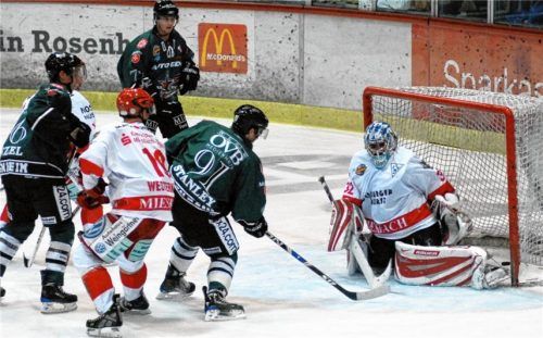 Tor gegen Miesbach durch Rosenheims Oberliga-Toptorjäger Dylan Stanley. Er schaffte in der Saison 2008/2009 123 Skorerpunkte (48 Tore und 123 Assists) in 65 Spielen. Fotos  Ziegler