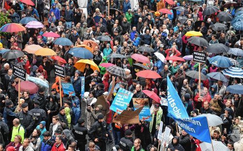 Undemokratische Störungen oder legitimer Protest? Gegendemonstranten mischten sich beim Auftritt von Angela Merkel in Rosenheim unter die Zuhörer. Foto Schlecker