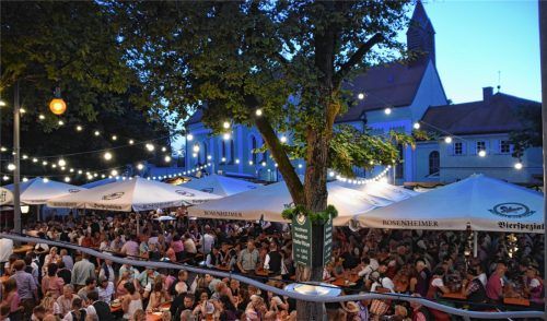 Ungewöhnliche Nachbarn: das Kloster St. Sebastian mit seiner Kirche und die Wiesn. Foto Ruprecht