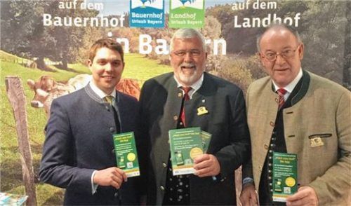 Von den grenzübergreifenden Vorteilen der „Frisch vom Hof“–App sind auch Traunsteins Landrat Siegfried Walch (links), RegRo-Vorsitzender Sebastian Friesinger und Rosenheims Landrat Wolfgang Berthaler (rechts) begeistert.