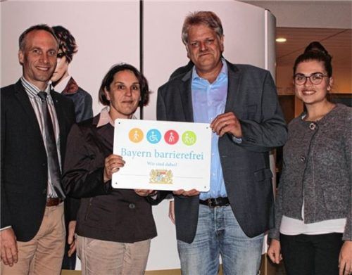 Weitgehend barrierefrei ist das Kino: Betreiber Thomas Rahnert freut sich über die Auszeichnung, die ihm Claudia Hausperger, Stephanie Pollmann (rechts) und Bürgermmeister Robert Pötzsch (links) überreichten. Foto  hsc