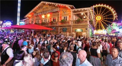 Wenn man rechts vom Flötzinger Zelt zur Auerbräu-Festhalle geht, kommt man am Tatzelwurm vorbei. Foto  STuffer