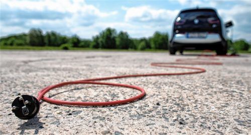 Wie sollen die Stromspeicher der E-Autos aufgeladen werden? Diese Problematik kommt in der Diskussion um dieE-Mobilität zu kurz. Foto dpa