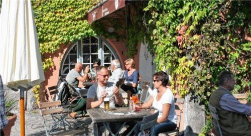 Zahlreiche Restaurants und Gaststätten laden nach dem Marktgetümmel zum Entspannen und Genießen ein.