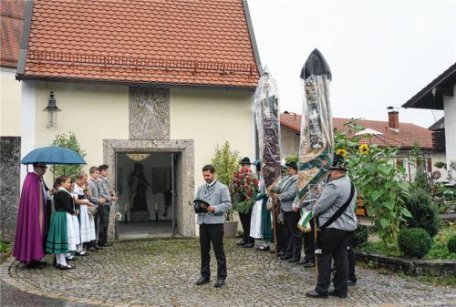 Zum Jahrtag des Vereins legten die Mitglieder des Nußdorfer Trachtenverein Alpenrose einen Kranz am Kriegerdenkmal nieder. Foto Steffenhagen