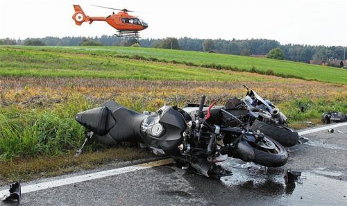 Zwei Motorradfahrer stießen am Samstag bei Albaching zusammen. Ein 21-jähriger Wasserburger starb noch an der Unfallstelle, ein Biker aus München (22) wurde mit dem Hubschrauber in eine Unfallklinik geflogen. Foto barth