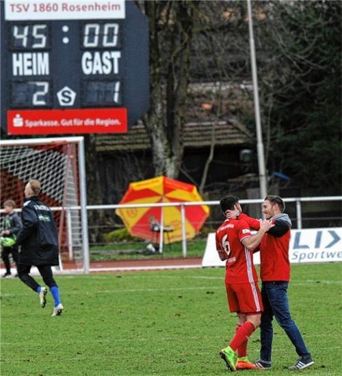 19. März 2017: Trainer Tobias Strobl herzt Linor Shabani, der in der Nachspielzeit den 2:1-Siegtreffer gegen Bayern München II erzielt hatte. Foto  Ziegler