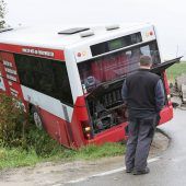 Schulbus rutscht ab