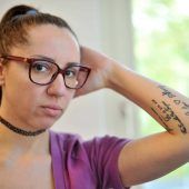 Hässliche Botschaft auf der Haut