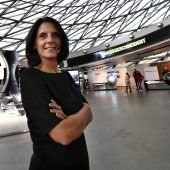 Besucher mit Plastiktüten voller Geld