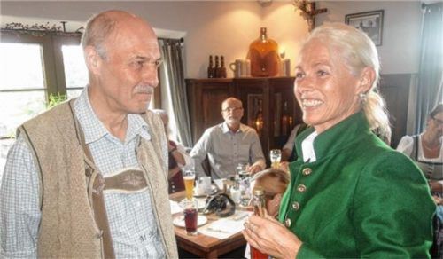 Abschied vom AVO-Geschäftsführer: Maria Stöberl vom Verband der Forstberechtigten im Chiemgau e.V. dankt Michael Hinterstoißer. Foto hötzelsperger