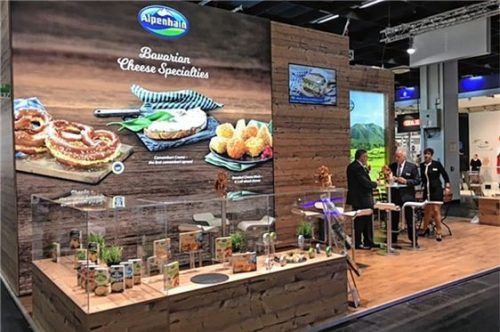 Alpenhain-Messestand auf der Anuga in Köln: neueste Käsespezialitäten aus Südostoberbayern.Foto  re