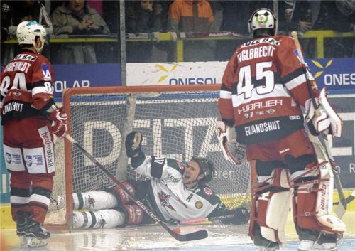 Angreifer Michael Baindl schimpft: Nur er ist im Landshuter Tor, aber nicht der Puck.