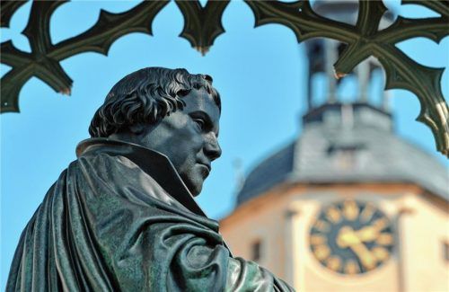 Anlässlich des „Luther-Jahres“ fanden auch in Kolbermoor zahlreiche Veranstaltungen statt. Erinnert wurde an die Reformation vor 500 Jahren; hier eine Statue des Reformators Martin Luther am Marktplatz in Wittenberg (Sachsen-Anhalt).Foto dpa